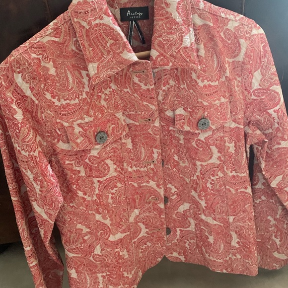 Light weight blazer. Muted red and khaki paisley.  Unlined.  Med Petite - Picture 5 of 5